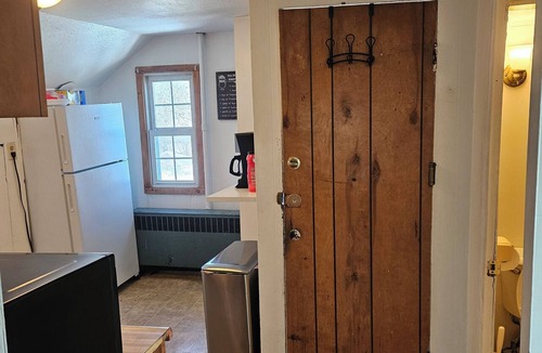 Eastside Apartment | Small Eastwood 1 bedroom apartment with WiFi, parking, and AC on the 3rd floor
