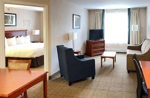 South Burlington Hotel | Smart Suites, an Ascend Collection Hotel