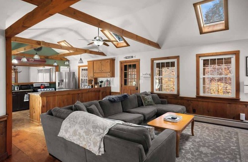 Wardsboro House | Snow Haus | Hot Tub & Bar | 10 Min to Mount Snow!