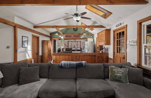 Wardsboro House | Snow Haus | Hot Tub & Bar | 10 Min to Mount Snow!