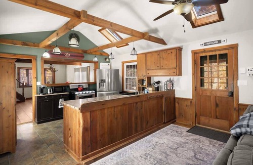 Wardsboro House | Snow Haus | Hot Tub & Bar | 10 Min to Mount Snow!