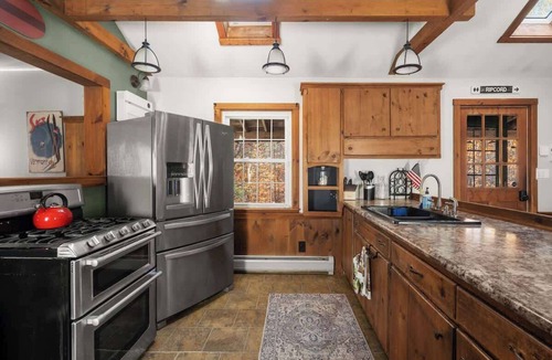 Wardsboro House | Snow Haus | Hot Tub & Bar | 10 Min to Mount Snow!