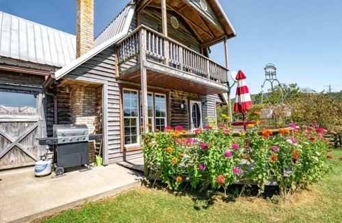 Harman House | Solar Powered Barn on Farm w/Hot Tub & Pond