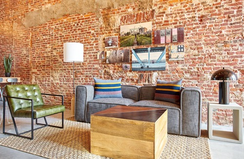 Queen Village Apartment | Sonder The Queen | King Room