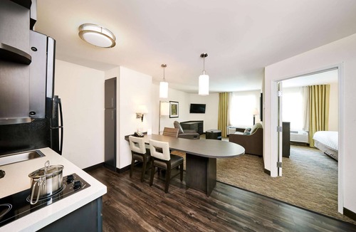 South Hills Hotel | Sonesta Simply Suites Pittsburgh Airport