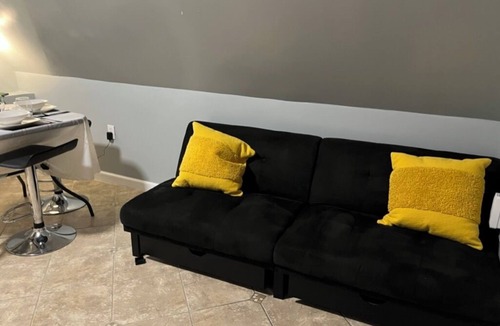 Guttenberg Apartment | Soothing 3-bedroom apartment with AC in North Bergen