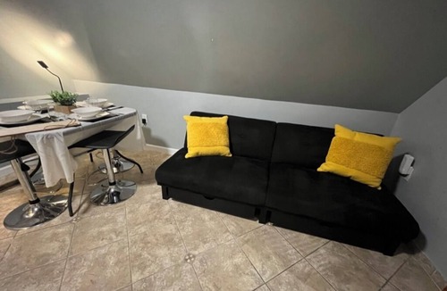Guttenberg Apartment | Soothing 3-bedroom apartment with AC in North Bergen