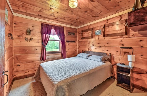 Solon Cabin | Soothing lodge with WiFi in charming Solon
