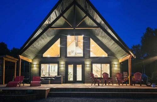 Mansfield-et-Pontefract Ski Chalet | Spa - Pool Table & River - La Biche de Coulonge