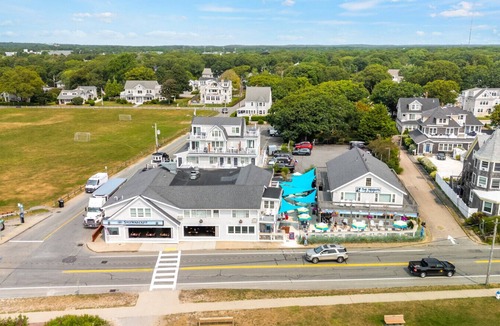 Falmouth Heights Condo | Spacious 1-Bedroom with King & Double Beds (301)