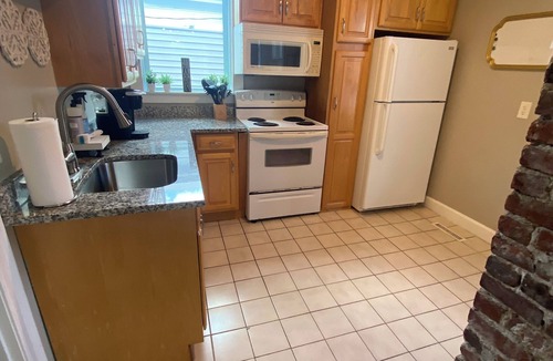 Top of the Hill Apartment | Spacious 2-bedroom apartment in fabulous Newport with AC, WiFi. Great location!