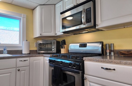 Concord Apartment | Spacious 2-bedroom Top Unit w/Laundry 5 Mins to Downtown Concord