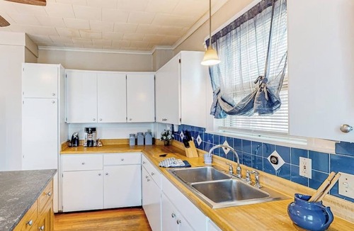 Colchester House | Spacious 2-story corporate rental duplex with large yard, 2 kitchens, fireplace
