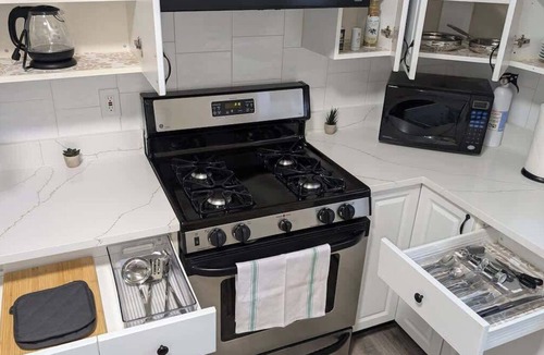 North Bergen Apartment | Spacious 2BR - 15m to Times Square - FREE Parking