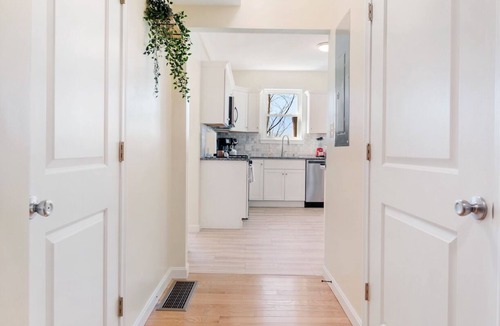 Dorchester Apartment | Spacious 2BR near UMASS | Savin hill | T Stop 3240