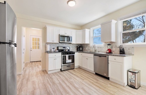 Dorchester Apartment | Spacious 2BR near UMASS | Savin hill | T Stop 3240