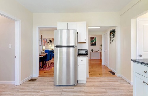 Dorchester Apartment | Spacious 2BR near UMASS | Savin hill | T Stop 3240