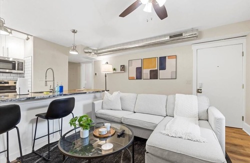 Point Breeze North Apartment | Spacious 2BR Retreat, with Free Parking, Near CMU, UPMC & Google
