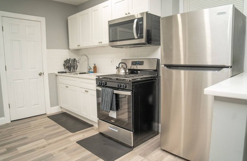 Irvington House | Spacious 3-bedroom , 4 queen beds with 2 bathrooms.