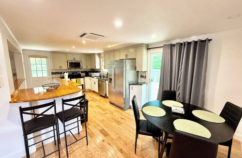 Vineyard Haven House | Spacious 3-bedroom building in peaceful Tisbury with AC