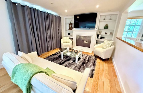 Vineyard Haven House | Spacious 3-bedroom building in peaceful Tisbury with AC