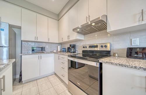 Ajax House | Spacious 3 Bedroom Townhome Near Thermea Spa and Casino Ajax