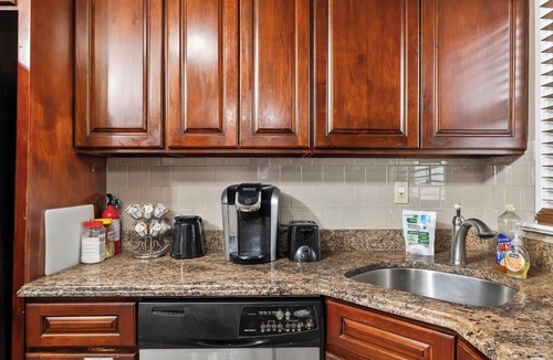 Constable Hook House | Spacious 3BDR with Front Porch, 8min to Train, 30min to NYC, 2 FREE Parking, EWR