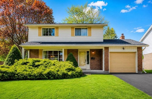Waterloo House | Spacious 3BR Home in Waterloo,Free Parking,Private Backyard,Family&Pets Friendly