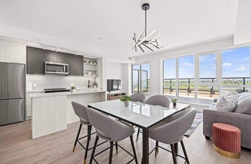 Harwood Apartment | Spacious 3BR Loft with Balcony and Free Parking