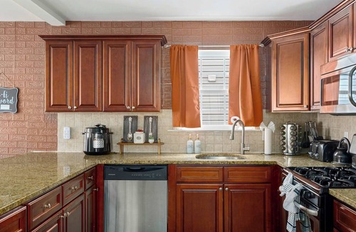 Newark House | Spacious 3BR Newark Apartment with Parking and Gym