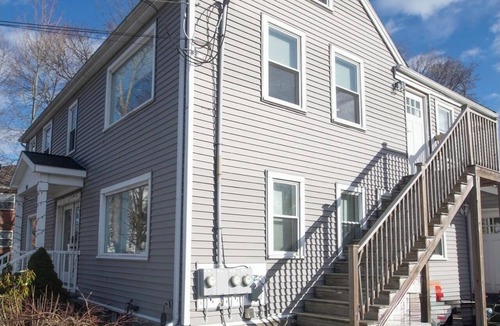 Wakefield House | Spacious 3BR Retreat, Sleeps 8, Free Parking, 20 Min to Boston