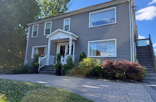 Wakefield House | Spacious 3BR Retreat, Sleeps 8, Free Parking, 20 Min to Boston