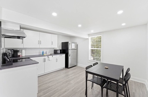 Brantford Apartment | Spacious 3BR Two-Level Apt · Monthly Stays · Sleeps 5 · In-Unit Laundry