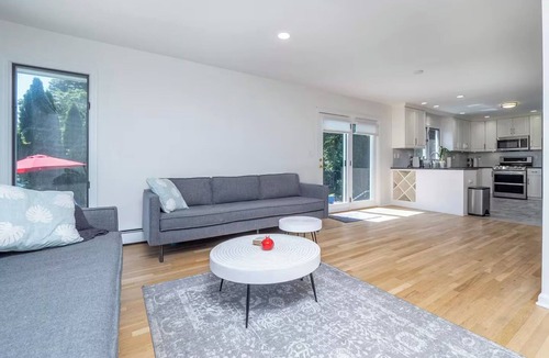 Milford House | Spacious 3BR w/pool and a min from Gulf beach in Milford CT