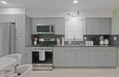 Guttenberg Apartment | Spacious 3BR w/Rooftop Terrace & Free Parking Near NYC
