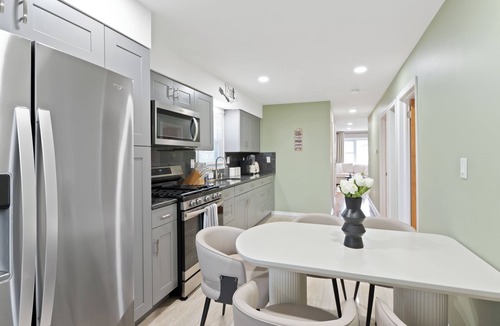 Guttenberg Apartment | Spacious 3BR w/Rooftop Terrace & Free Parking Near NYC