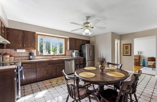 DeWitt House | Spacious 4 Bdrm Retreat Nr Syracuse Univ, Downtown & Area Shopping. Sleeps 8+.