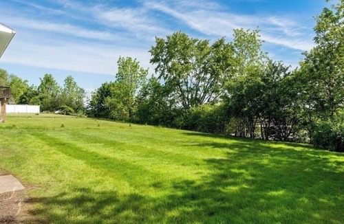 DeWitt House | Spacious 4 Bdrm Retreat Nr Syracuse Univ, Downtown & Area Shopping. Sleeps 8+.