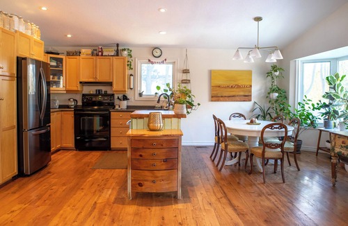 Elora House | Spacious 4 Bdrm Riverfront Home in the Heart of Elora: 8 min walk to the Mill!