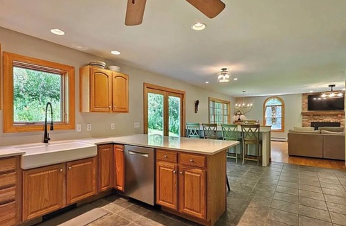 Waterbury Center House | Spacious 4 bed 2.5 bath Modern Colonial in Waterbury Center
