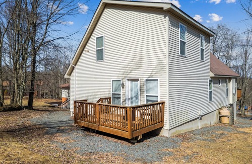 Lake Ariel House | Spacious 4-bedroom 4-bathroom house with WiFi, AC in peaceful Lake Ariel