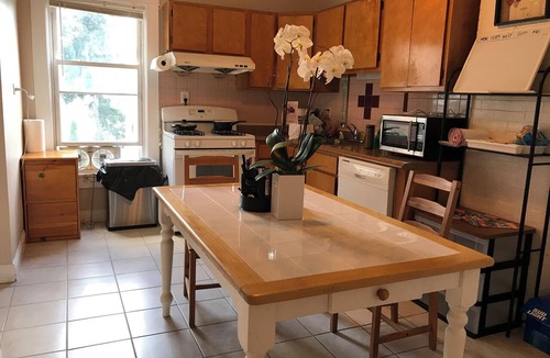 Jones Hill Apartment | Spacious 4 bedroom apartment in adorable Boston with AC