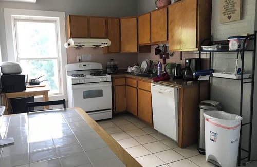 Jones Hill Apartment | Spacious 4 bedroom apartment in adorable Boston with AC
