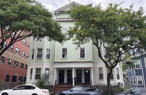 Jones Hill Apartment | Spacious 4 bedroom apartment in adorable Boston with AC