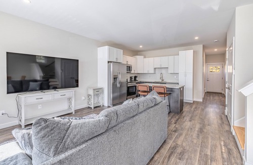 Niantic Condo | Spacious 4-bedroom condo in peaceful Niantic with AC