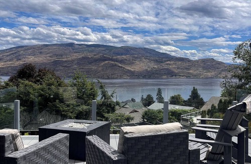 Central Okanagan House | Spacious 4-bedroom house overlooking Lake Okanagan in Peachland