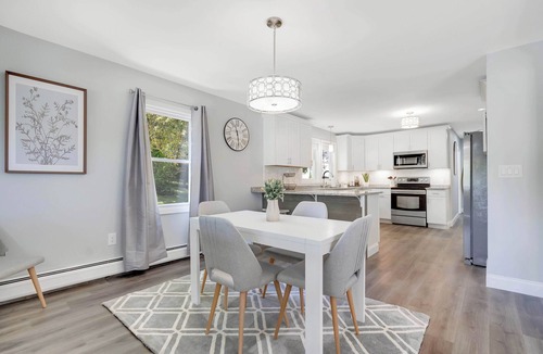 Meriden House | Spacious 4-bedroom house on the water!