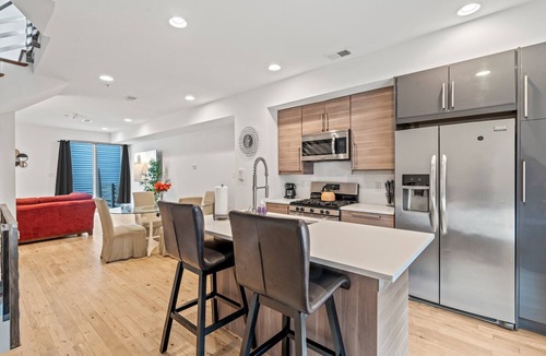 Poplar House | Spacious 4-bedroom house with HotTub&King Bed in phenomenal Philadelphia