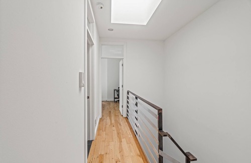 Poplar House | Spacious 4-bedroom house with HotTub&King Bed in phenomenal Philadelphia