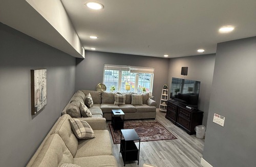 Passyunk Square House | Spacious 4-bedroom 3 story house with Roof top deck Philly skyline view
